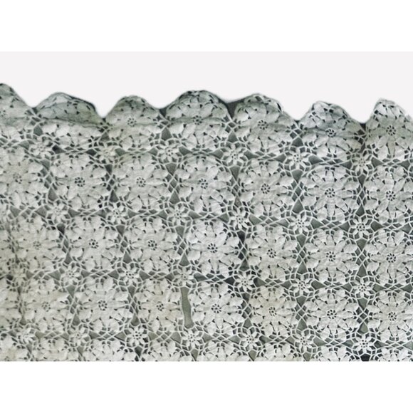 Hand Crocheted Tablecloth With Floral Medallions & Scalloped Edges 55.25" x 49" - Picture 5 of 13